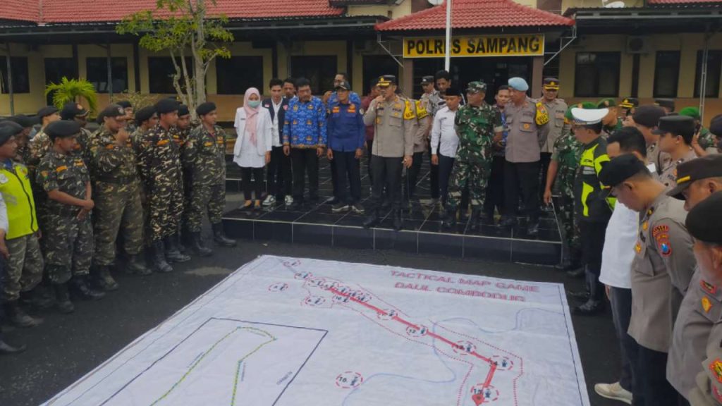 Parade Daol Sampang, Kapolres Imbau Masyarakat Turut Jaga Keamanan
