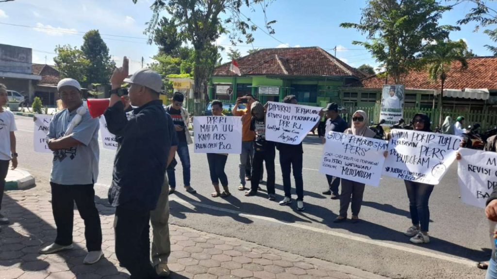 Gabungan Pers Pamekasan Gelar Aksi Tolak Revisi UU Penyiaran