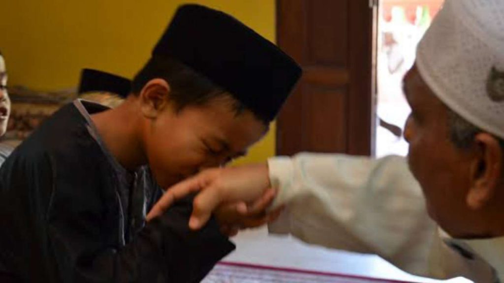 Bid’ah kah Mencium Tangan Kiai, Guru, Habaib dan Orang Tua ?