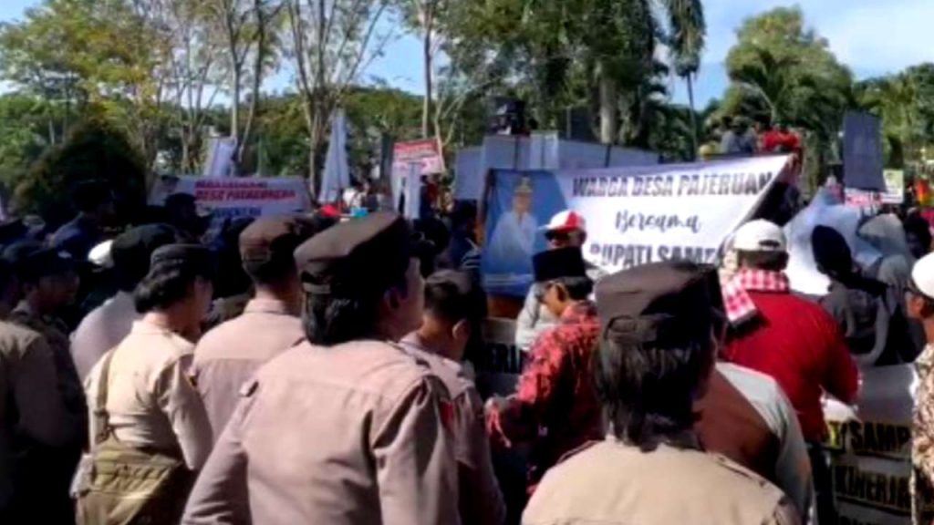 Massa Perisai Dukung PJ Bupati Sampang Evaluasi PJ Kades