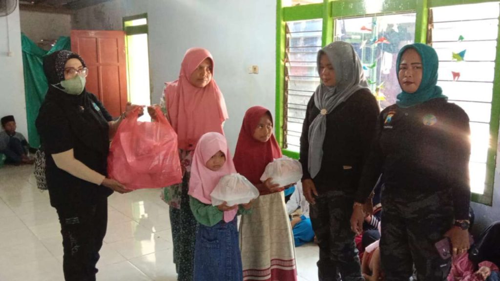 Bertajuk Jumat Kasih, IWO Pamekasan Berbagi
