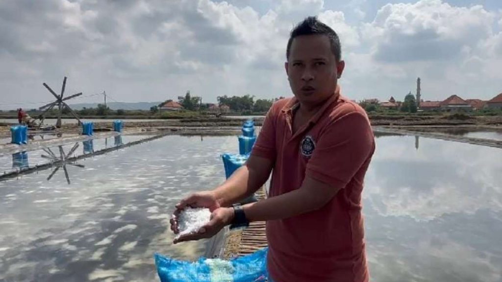 Perwakilan PT Sumatraco Tinjau Produksi Garam di Sampang