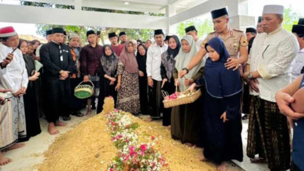 Ribuan Masyarakat Sampang Hadiri Pemakaman Hj.Mimin “Wanita Motivator”