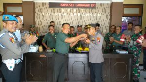 Polsek Larangan didatangi TNI.