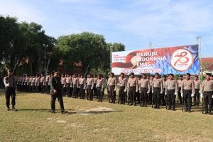 Kapolres Pamekasan bacakan amanat Kapolda Jatim dalam upacara peringatan Hut bhayangkara.
