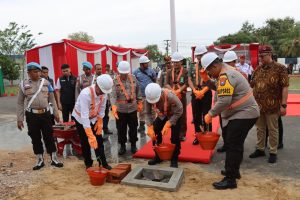 “Groundbreaking Pembangunan Mako Polres Pamekasan”, Secara Simbolis Irwasda Polda Jatim Letakkan Batu Pertama