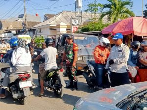 Koramil 0826-10 Waru turun tangan mengatur lalu lintas pasar Waru