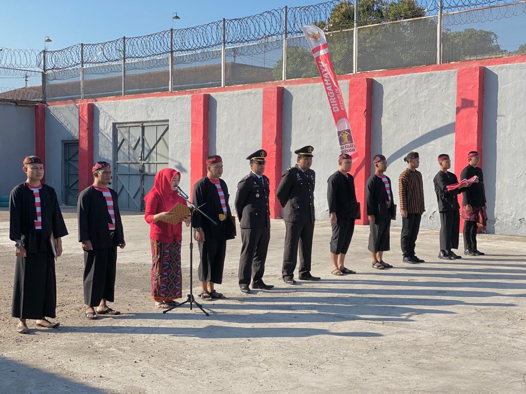 Unik Lapas kelas IIA Pamekasan rayakan upacara kemerdekaan dengan baju adat