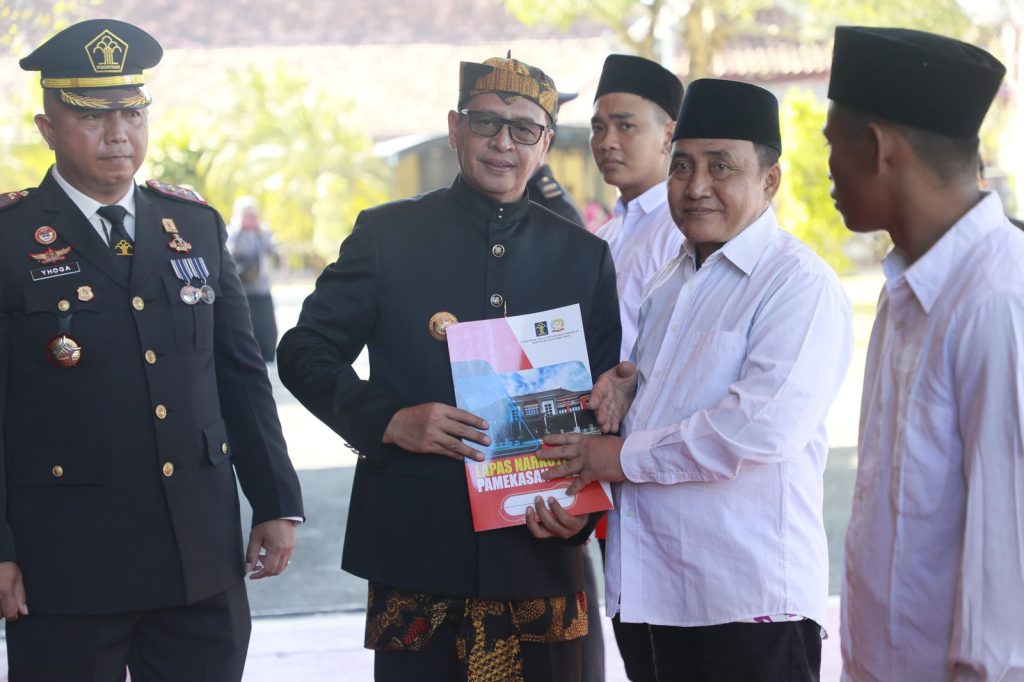 Penjabat Bupati Pamekasan berikan SK remisi pada tiga warga binaan.