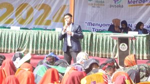 President Mahasiswa IAIN Madura orasi di depan mahasiswa baru