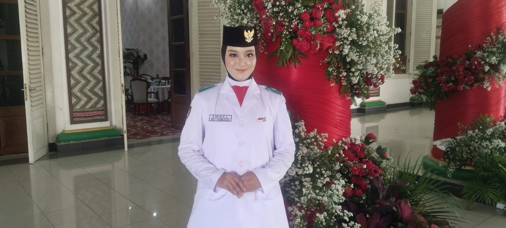 Aisyah sosok inspiratif pembawa Baki bendera merah putih