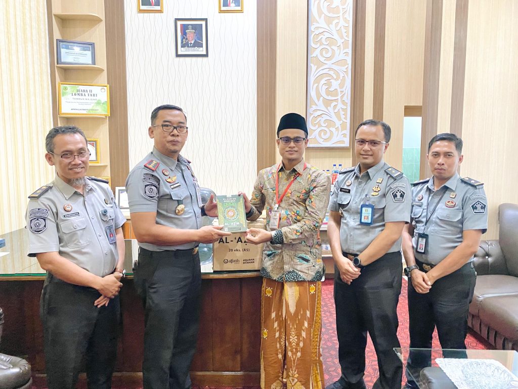 Lembaga Pemasyarakatan kelas IIA Pamekasan Terima bantuan wakaf 100 Al – Qur’an