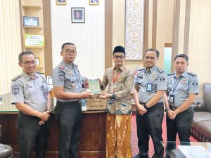 Lembaga Pemasyarakatan kelas IIA Pamekasan Terima bantuan wakaf 100 Al – Qur’an