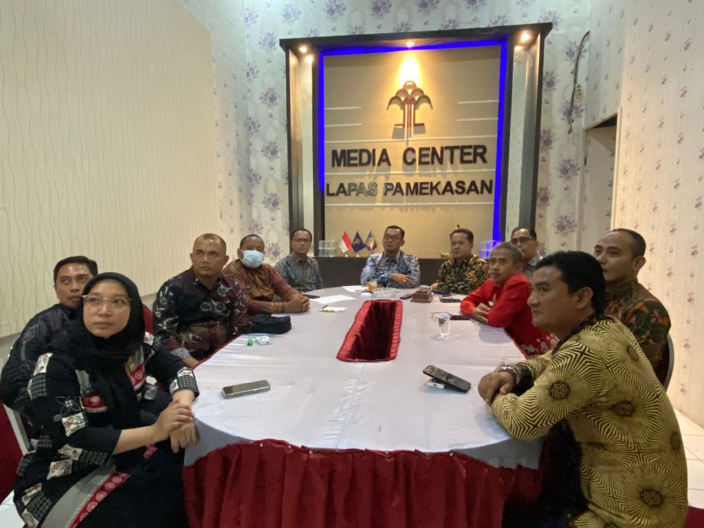 Peringatan Maulid Nabi Muhammad SAW. Lapas Pamekasan ikuti kegiatan ceramah Agama dari KH. Muhammad Syauqi MZ melalui Virtual Zoom