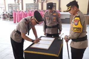 Kapolres Sampang pimpin upacara sertijab kapolsek Omben, ini harapan Kapolres