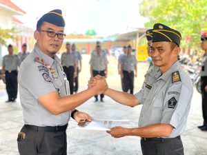 Lapas Pamekasan sematkan kenaikan pangkat pada seorang pegawai