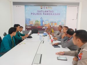 Badan Eksekutif Mahasiswa Universitas Islam Madura Geruduk Satlantas Polres Pamekasan