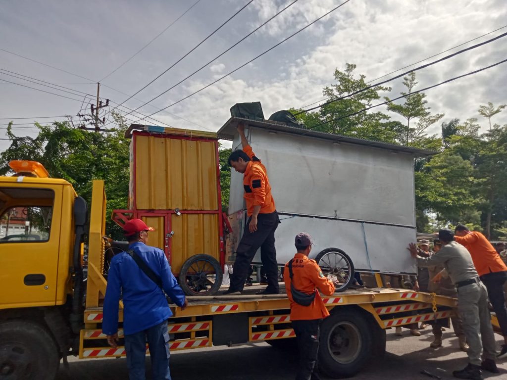 Ajak Pindah ke Food Colony, Pemkab Bersama Satpol PP Tertibkan PKL