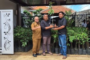 Tingkatkan Perekonomian Masyarakat, PT. Empat Sekawan Mulya Bantu Bibit Durian Unggul Asal Malaysia