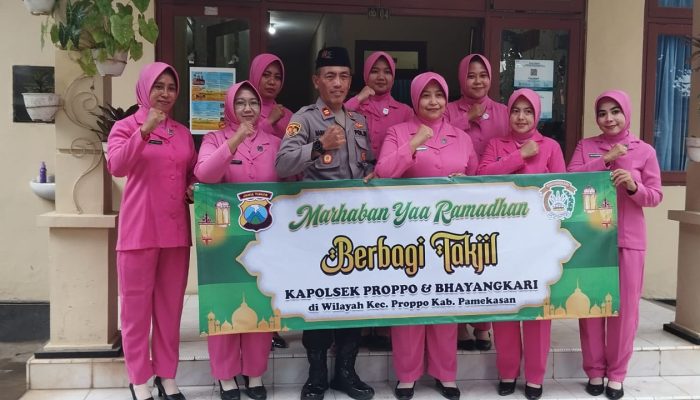 Polsek Proppo berserta Bhayangkari Bagikan Puluhan Takjil Gratis