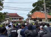 Badan Eksekutif Mahasiswa Universitas Madura Kepung Kantor DPRD