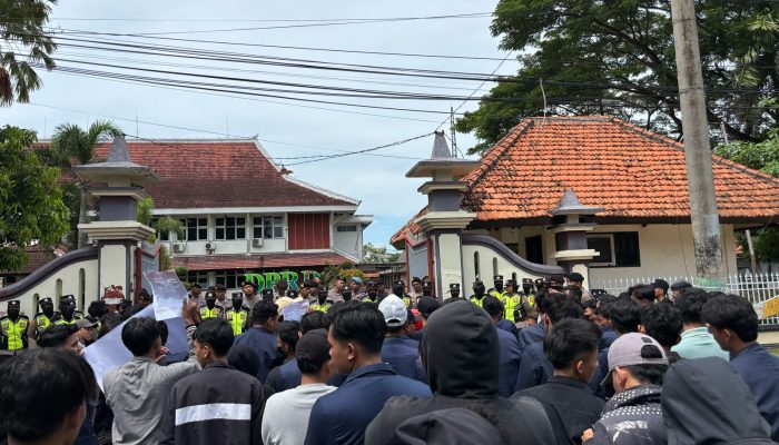 Badan Eksekutif Mahasiswa Universitas Madura Kepung Kantor DPRD