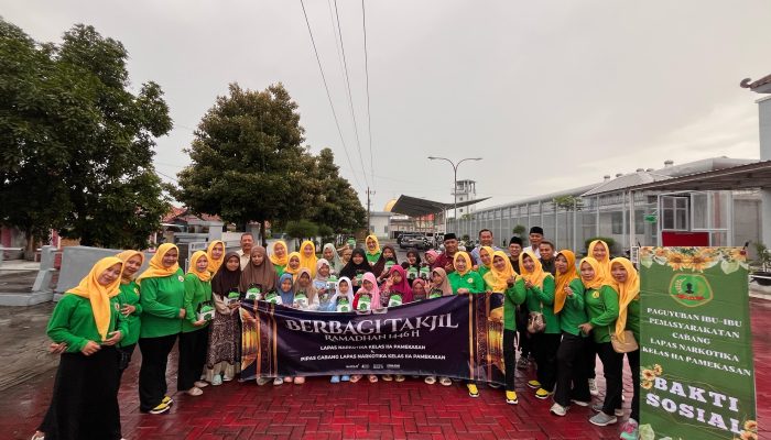 Lapas Narkotika Pamekasan Gandeng PIPAS Bagi Bagi Takjil