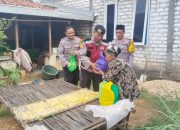 Berkah Ramadhan, Kapolsek Proppo Salurkan Bantuan Sembako Pada Lansia