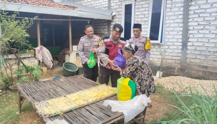 Berkah Ramadhan, Kapolsek Proppo Salurkan Bantuan Sembako Pada Lansia