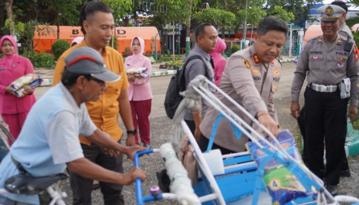 Bhayangkari Bersama Kapolres Pamekasan Salurkan Bantuan Sosial