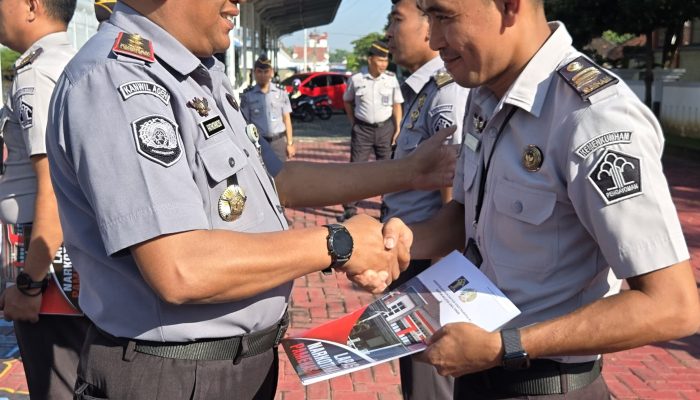 Lapas Narkotika Pamekasan Gelar Upacara Penyematan Tanda Pangkat