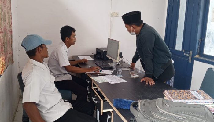 Beberapa Masyarakat Desa Palenggiyan Kebingungan