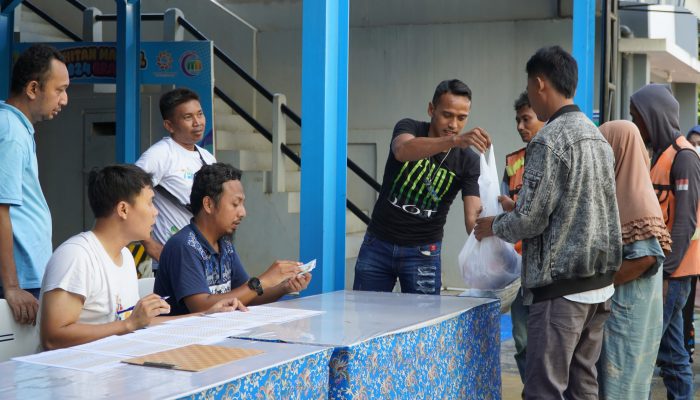 Idul Adha 1446 H, PLN UP3 Madura Bagikan Ribuan Kantong Daging kurban