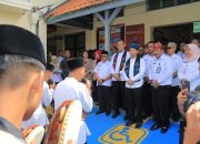 Kakanwil Ditjenpas Jatim Dampingi Wakil Gubernur Serahkan Hak Anak Binaan