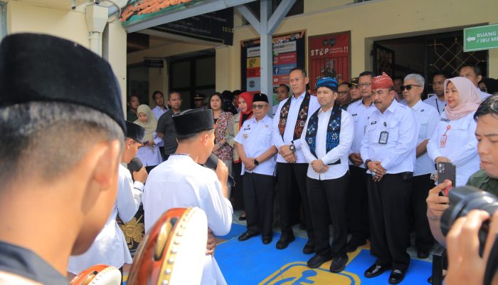 Kakanwil Ditjenpas Jatim Dampingi Wakil Gubernur Serahkan Hak Anak Binaan