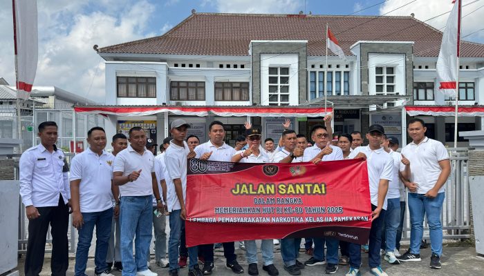 Kobarkan Semangat Kemerdekaan, Kalapas Narkotika Pamekasan Pimpin Jalan Sehat