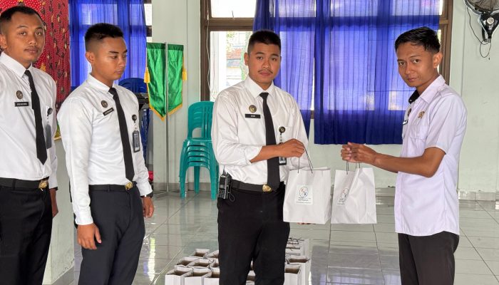 Bagikan Paket Vitamin, Bukti Kepedulian Lapas Narkotika Pamekasan pada Petugas
