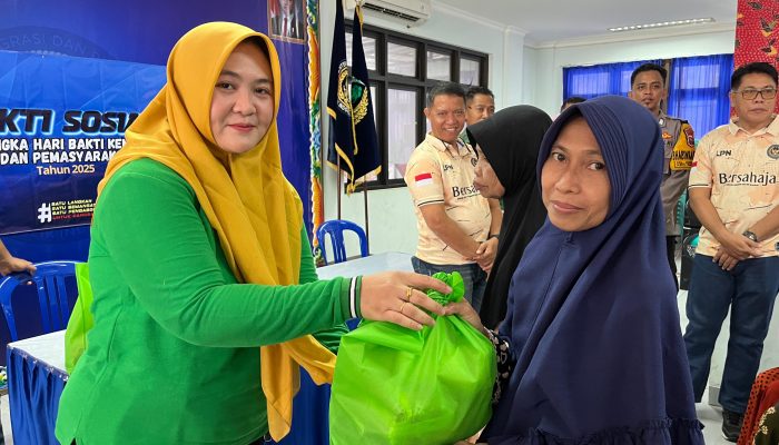 Lapas Narkotika Pamekasan Peringati Hari Bhakti Kementerian Imigrasi dan Pemasyarakatan dengan Berbagi Puluhan Paket Sembako