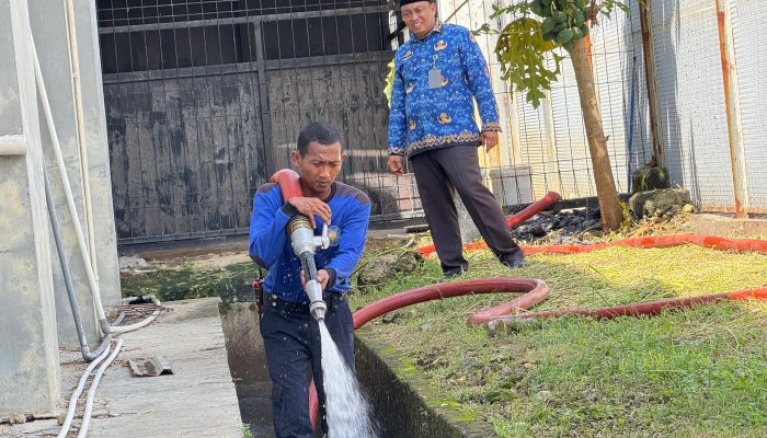 Lapas Narkotika Pamekasan Bersihkan Saluran Air di Blok Hunian dan Area Branghang