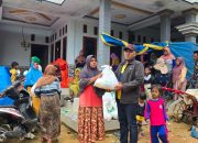 Peduli, DPRD Pamekasan Salurkan Sembako pada Korban Rumah Ambruk di Pasean