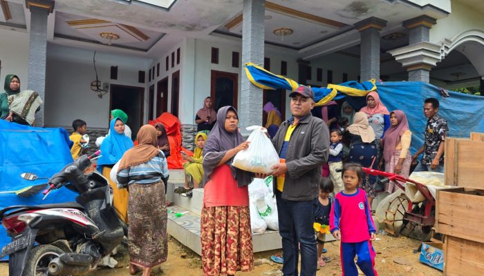 Peduli, DPRD Pamekasan Salurkan Sembako pada Korban Rumah Ambruk di Pasean