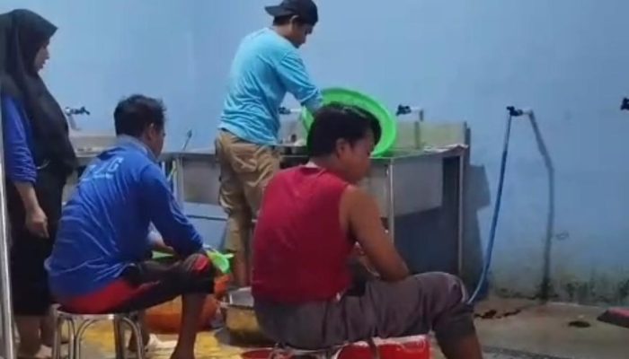 Waduh, Video Relawan SPPG Aenganyar Giligenting Cuma Pakai Singlet Saat Bekerja Viral