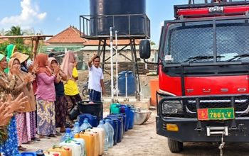 Ribuan Liter Air Bersih TNI AD Disambut Haru Warga Kotalon di Tengah Kemarau Panjang