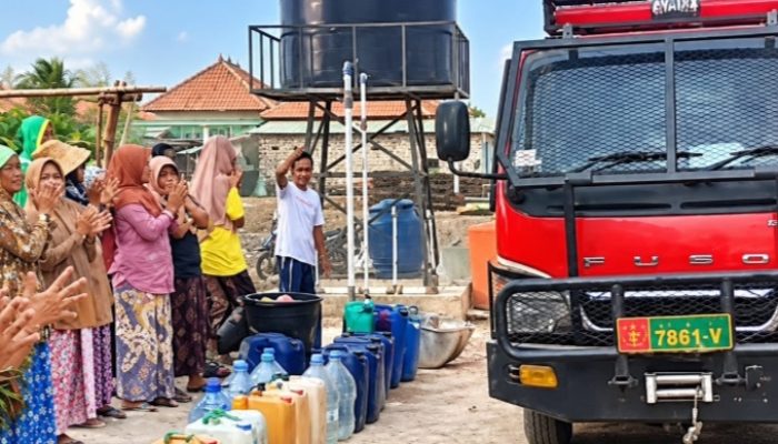 Ribuan Liter Air Bersih TNI AD Disambut Haru Warga Kotalon di Tengah Kemarau Panjang